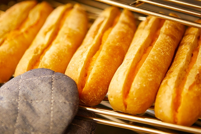 「YAMAYA BASE DAZAIFU」では焼きたての明太フランスを味わえます